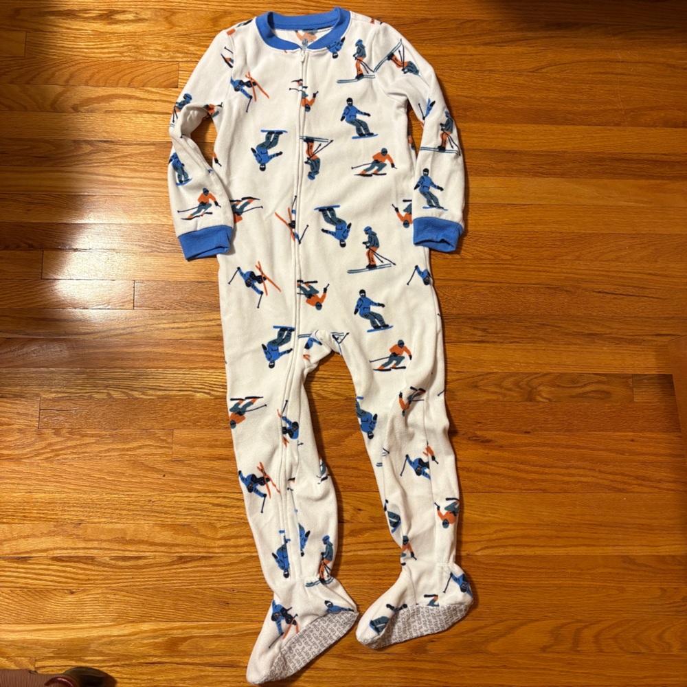 4/$20 Carter’s 5T Footed fleece pajamas EUC skiers snowboarders